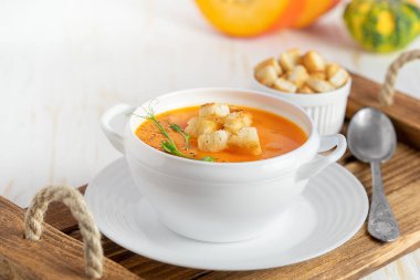 beyaz zemin üzerine croutons balkabağı çorbası