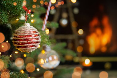 Şömine arka planında Noel süsleri. 