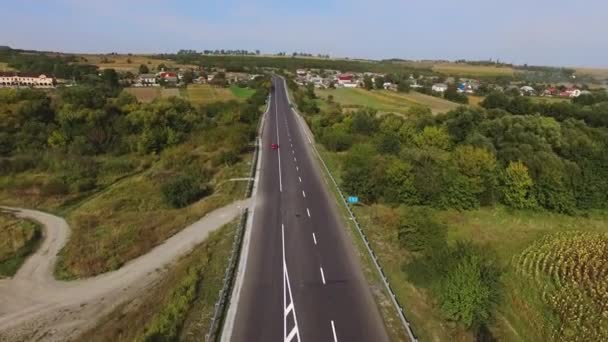 Flying Young Couple Driving Luxury Red Convertible Car Countryside Road — ストック動画