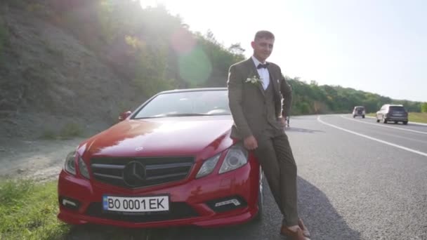 2022 Kiev Ukraine Businessman Standing Red Cabrio Mercedes Sunflares High — Vídeo de stock
