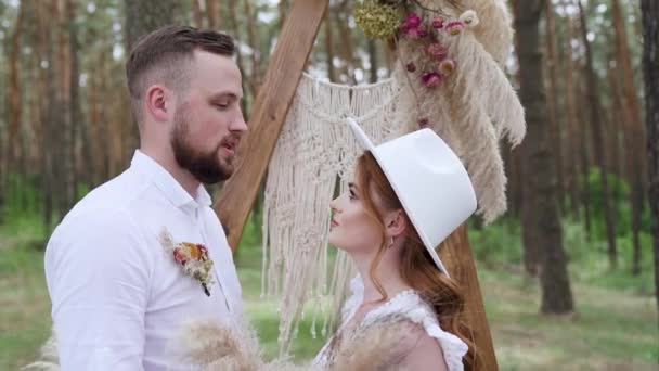 Newlywed Groom Bride Standing Decorated Arch Outdoors Ceremony Couple Happy — Stok video