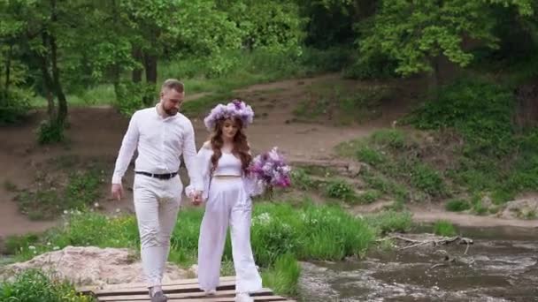 Romantic Couple Lilac Flowers Walking Sightseeing Waterfall High Quality Fullhd — Video