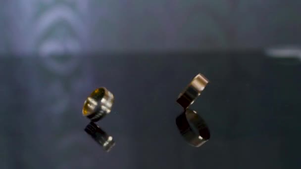 Close Two Gold Wedding Rings Brides Rings Rotates Slow Motion — Vídeo de Stock