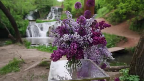 Bouquet Flowers Lilac Glass Table Outdoor Wedding Ceremony Waterfall High — Stockvideo