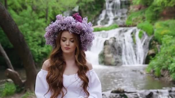 Portrait Cute Young Woman Lilac Wreath While Walking Waterfall Background — Wideo stockowe