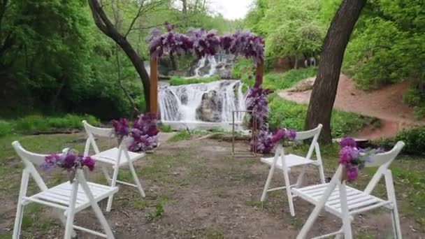 Decor Arch Wedding Ceremony Lilac Flowers White Chairs Waterfall Close — Stockvideo