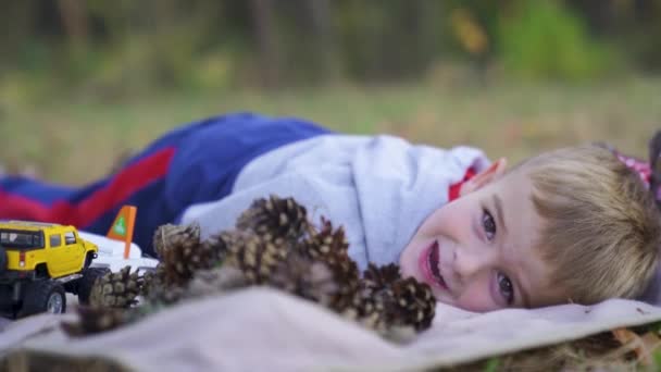 Веселый Маленький Мальчик Играет Конусами Другими Игрушками Ковре Лесу Медленное — стоковое видео