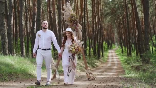 Young Couple Walking Holding Hands Hugging Autumn Forest Wedding Ceremony — Vídeos de Stock