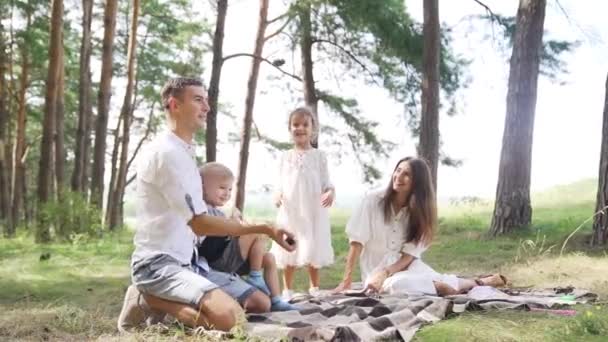 Father Juggles Cones Pine Tree Forest Slow Motion Family Picnic — 图库视频影像