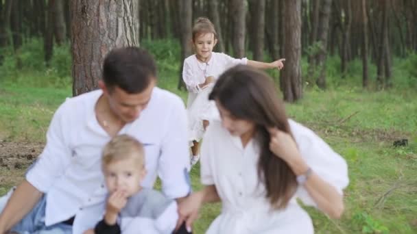 Beautiful Girl Sitting Smiling Parents Wheat Field Hugging Them Loving — Vídeos de Stock