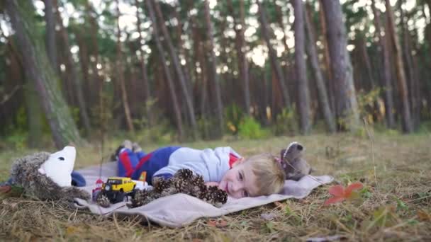 Веселый Маленький Мальчик Играет Конусами Другими Игрушками Ковре Лесу Медленное — стоковое видео