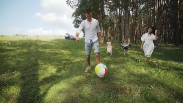 Счастливая Семья Играет Футбол Парке Группа Детей Природе Играют Мяч — стоковое видео