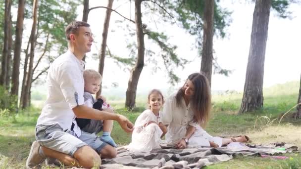 Father Juggles Cones Pine Tree Forest Slow Motion Family Picnic — Vídeo de stock