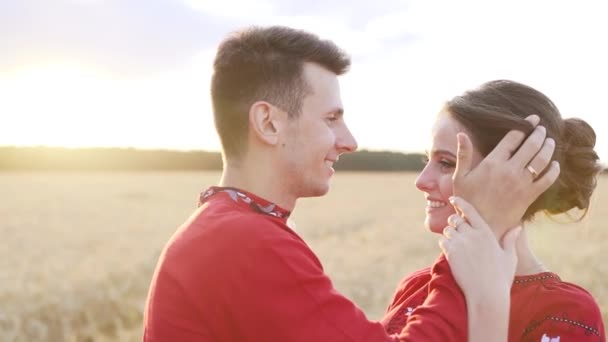 Guy Kissing Girl Wheat Field Sunset Couple National Clothing High — 图库视频影像