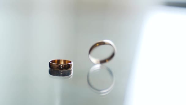 Close Two Gold Wedding Rings Brides Rings Rotating Slow Motion — Stock videók