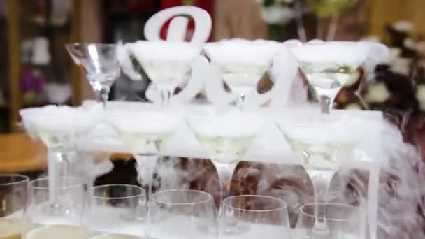 Glasses Sparkling Wine Dry Ice Party Closeup High Quality Fullhd — Vídeos de Stock