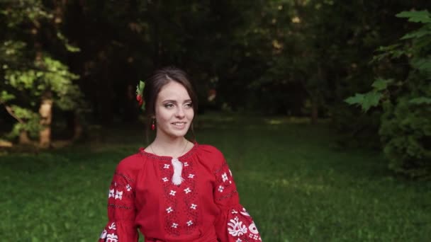 Portrait Attractive Brunette Woman Red Walking Park Fall Sunny Day — Wideo stockowe