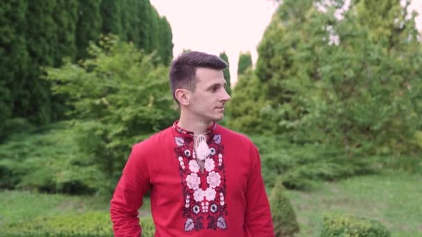 Young Man National Red Shirt Walking Summer Park Slow Motion — Vídeo de stock