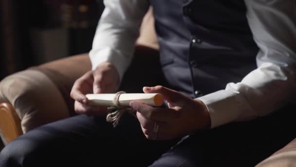 Man Opens Scroll Hand Men Unfolds Old Antique Scroll Scroll — Αρχείο Βίντεο