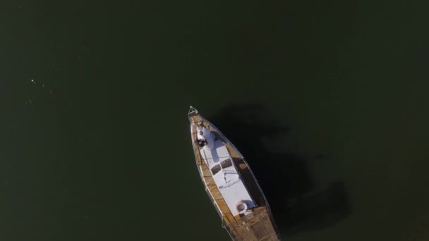 Tiro Aéreo Barco Arquipélago Com Relaxante Casal Rico Imagens Alta — Vídeo de Stock