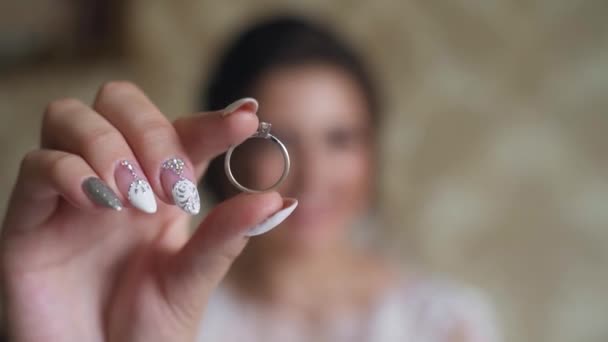 Sposa Guarda Attraverso Anello Sposa Trova Nella Sua Stanza Guarda — Video Stock