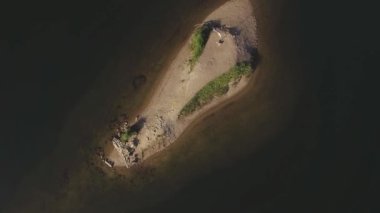 Hava fotoğrafçılığı. Gölün ortasında küçük güzel bir ada. Synevyr 4k. Yüksek kalite 4k görüntü