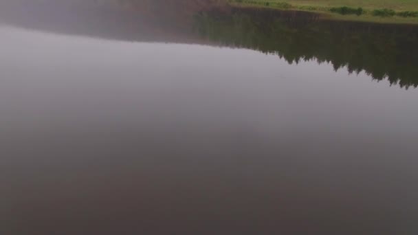 Рано Вранці Туман Пливе Над Спокійною Водою Озером Повітряний Вид — стокове відео