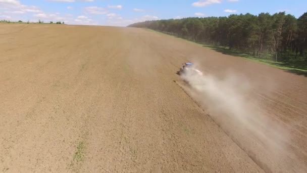 Trator Espalhando Fertilizantes Artificiais Campo Vista Superior Tiro Aéreo Imagens — Vídeo de Stock