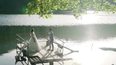 Genç çift Ukrayna 'daki Synevyr Gölü' nde bir tekneye biniyorlar. Hava görüntüsü 4K. Yüksek kalite 4k görüntü