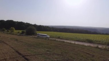 Arazi yolunda beyaz SUV limuzin gezintisi. Havadan ateş edildi. Yüksek kalite 4k görüntü