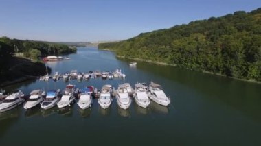 Takımadalarda bir sürü teknesi olan bir liman limanının havadan görüntüsü. İHA atışı. Yüksek kalite 4k görüntü