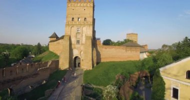Lutsk 'un tarihi kısmı Lubart Kalesi' nin manzarasıdır. Günbatımı hava manzarası. Yüksek kalite 4k görüntü
