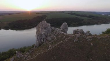 Hava görüntüsü. Dağ nehri yüksek kayaların arasından akar. 4K video. Hava görüntüleri. Manzara. Yüksek kalite 4k görüntü