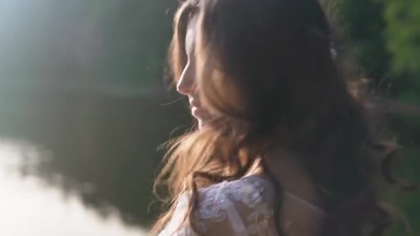 Девушка Оборачивается Смотрит Камеру Красивая Женщина Длинными Каштановыми Волосами Привлекательная — стоковое видео
