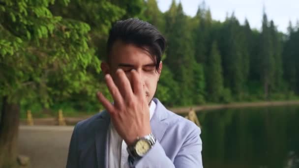 Potret Seorang Pemuda Tampan Kaukasia Menyentuh Rambutnya Dan Memperbaikinya Seorang — Stok Video