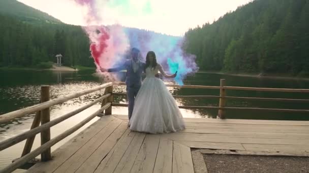 Casamento Casal Girar Juntos Fumaça Cor Montanha Lago Movimento Lento — Vídeo de Stock