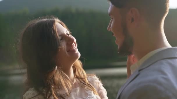 Milující Novomanželé Břehu Horského Jezera Steadycam Zazářil Sluncem Vysoce Kvalitní — Stock video