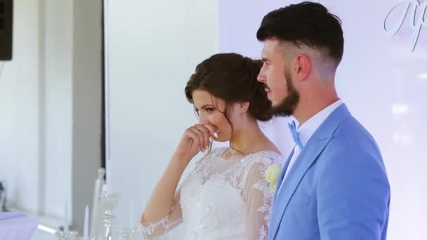 Novio Dice Juramento Novia Novia Llorando Felicidad Una Ceremonia Boda — Vídeo de stock