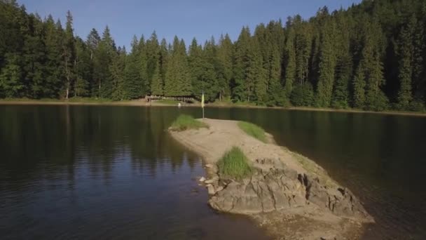 Vue Aérienne Lac Synevir Sauvage Dans Les Carpates Ukraine Foggy — Video