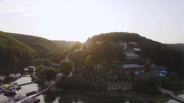 Luchtfoto Resort Met Hotel Aan Oevers Van Prachtige Zonsondergang Groot — Stockvideo
