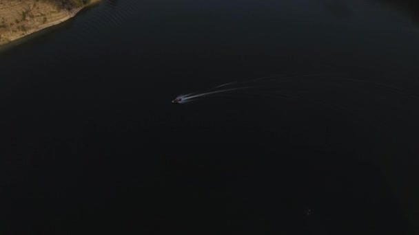 空中ビデオ 幅の広い黒い川にはモーターボートが浮かんでいる 水の輸送だ 水の上でレクリエーション 高品質4K映像 — ストック動画