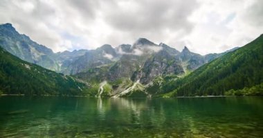 Yeşil su ve bulutlu göl Morskie Oko, Tatra Dağları, Polonya. Zaman aşımı 4K. Renkli resim. Yüksek kalite 4k görüntü