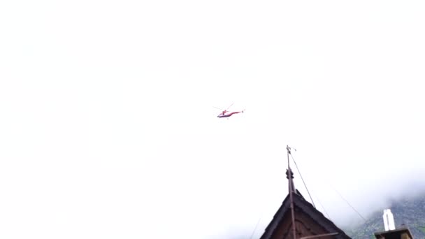 極端な低速飛行救助ヘリコプター霧と山の近くに 高品質のフルHd映像 — ストック動画