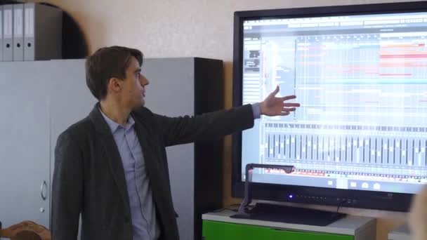 Männliche Lehrer Benutzen Ein Interaktives Whiteboard Einem Leeren Klassenzimmer Musikerprogramme — Stockvideo