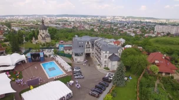 Flyger Tillbaka Över Spelare Som Spelar Tennis Bana Grön Stadspark — Stockvideo