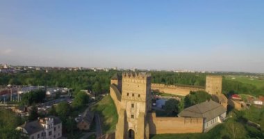 Lutsk Kalesi 'nin arieal manzarası. Prens Lubart taş kale, Ukrayna. Yüksek kalite 4k görüntü