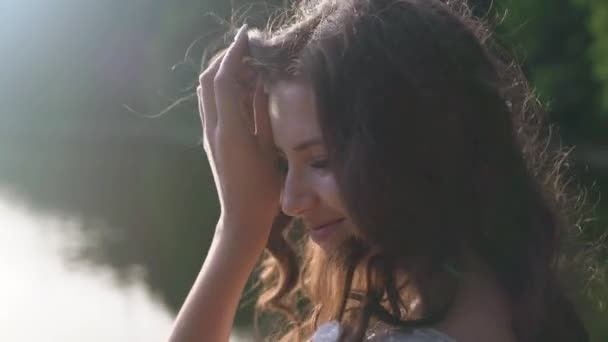Rapariga Vira Olha Para Câmara Mulher Bonita Com Cabelo Castanho — Vídeo de Stock