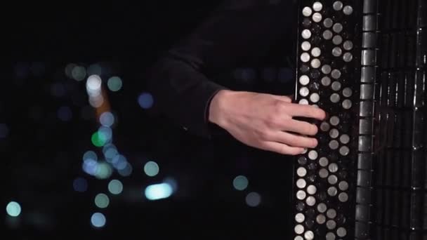 Kleine Großaufnahme Eines Musikers Der Ziehharmonika Spielt Einer Wunderschönen Nächtlichen — Stockvideo