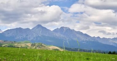 Zaman çizelgeleri, baharda Tatra Dağları 'nın güzel yeşil vadisinde hızlı hareket eden bulutlarla çekilir. Yüksek kalite 4k görüntü