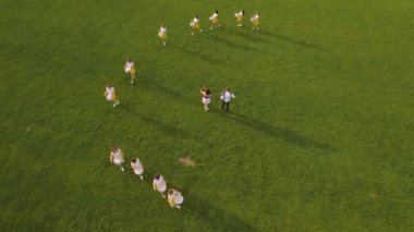 CHORTKIV, UKRAINE - 22 Ağustos 2019: Futbol ponpon kızları rutin aero gösterisi yapıyorlar. Yüksek kalite 4k görüntü